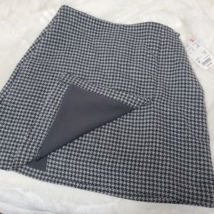 New grey wool blend houndstooth skirt. Never worn.